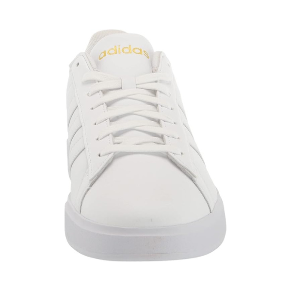 zapatos blancos con suela blanca y logo adidas en letras doradas