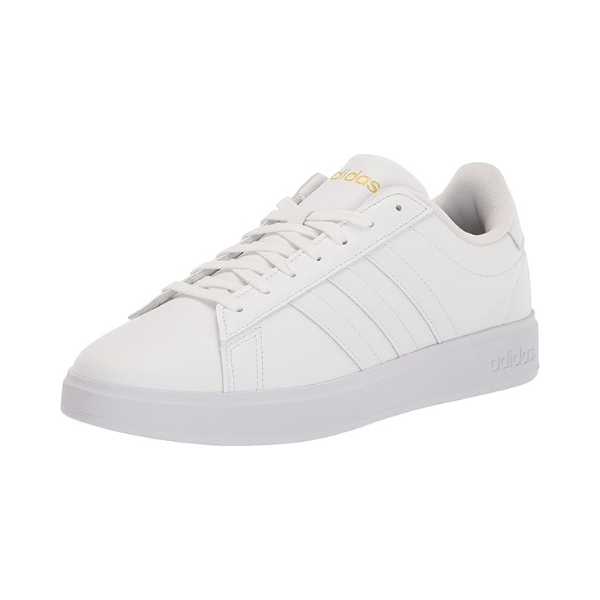 zapatos blancos con suela blanca y logo adidas en letras doradas