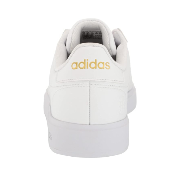 zapatos blancos con suela blanca y logo adidas en letras doradas