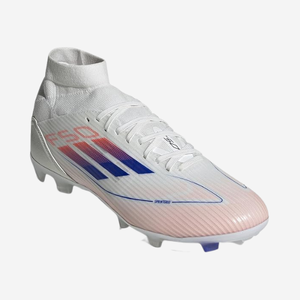 Guayos Adidas F50 league mid cut para mujer sobre fondo blanco