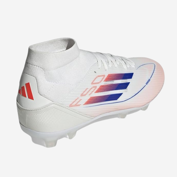 Guayos Adidas F50 league mid cut para mujer sobre fondo blanco