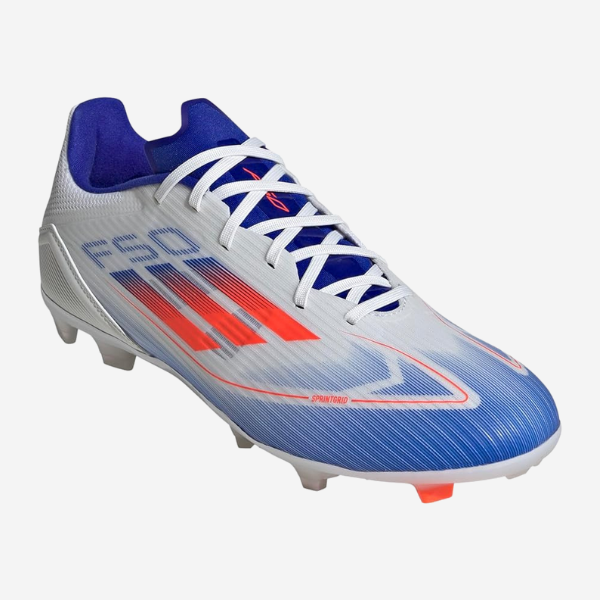 Guayos adidas F50 para pasto sobre un fondo blanco