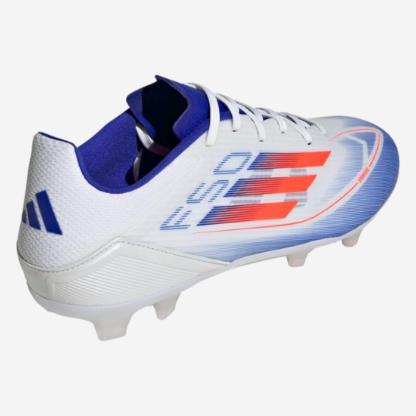 Guayos adidas F50 para pasto sobre un fondo blanco