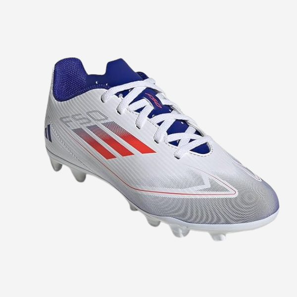 Guayos adidas F50 blancos, azules y naranja para niños sobre fondo blanco