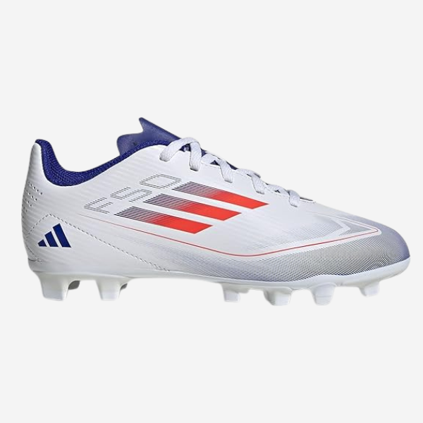 Guayos adidas F50 blancos, azules y naranja para niños sobre fondo blanco