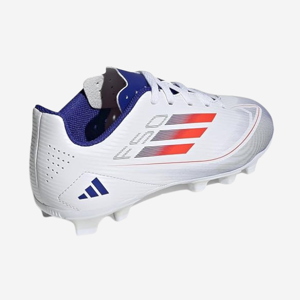 Guayos adidas F50 blancos, azules y naranja para niños sobre fondo blanco